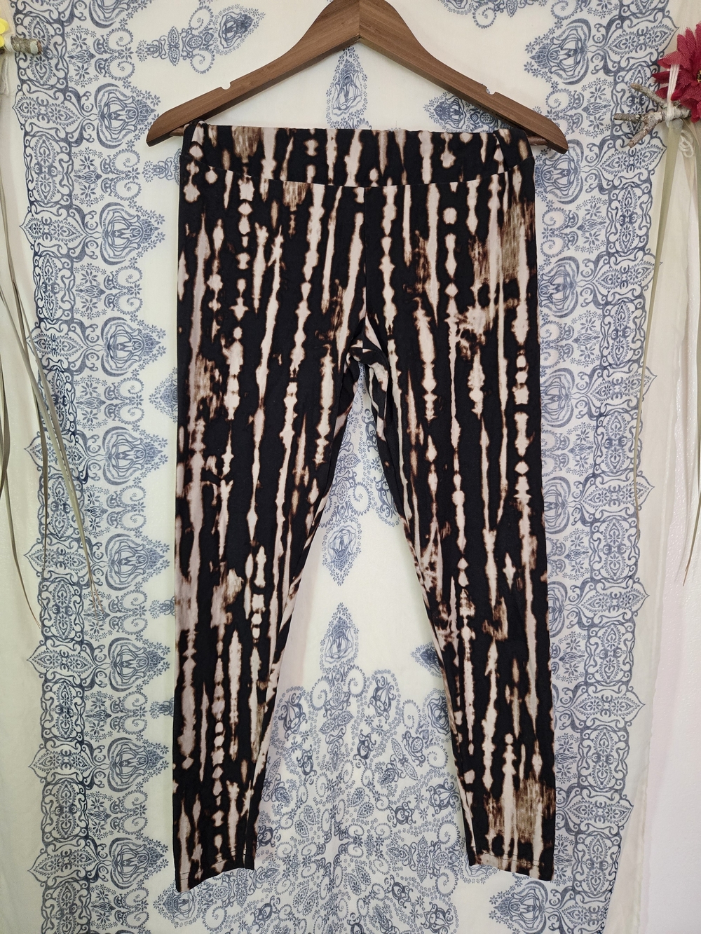 4/$15 Retro Hippie No Boundaries Black & Tan Tie-Dye Leggings Sz L/XL - Picture 2 of 6